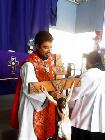 ADORACION A LA CRUZ EN SEMANA SANTA