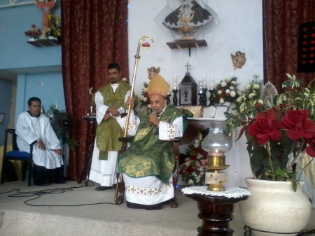 OFICIANDO MISA EL OBISPO MARTINEZ TORRES