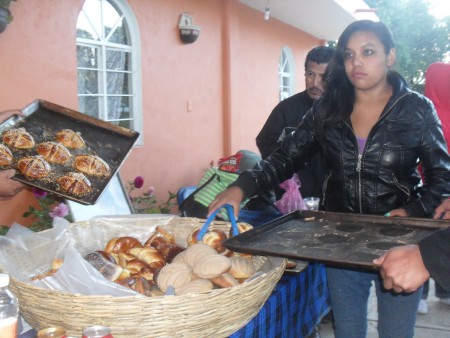 AQUI CON EL PAN QUE SE FRABRICA EN LA CASA HOGAR, Y LA NIÑERA DE LOS NIÑOS MAS PEQUEÑOS
