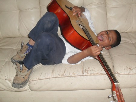 AQUI TADEO CON SU GUITARRA