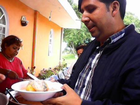 JULIO EN ESPERA DE DISFRUTAN RICO POLLO