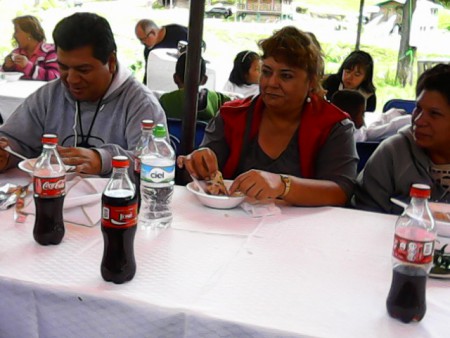 LA LIC JUANITA Y EL LIC AVELINO EN LA MESA DE INVITADOS