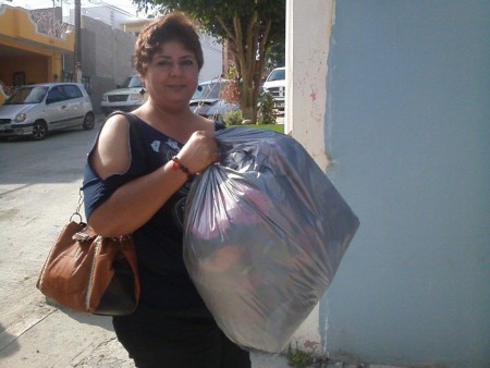 LIC JUANITA CON LA ROPA QUE SE DONARA