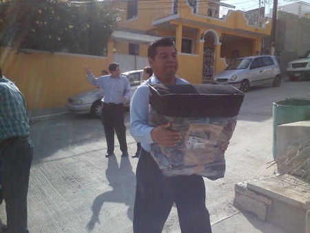 el lic avelino con la ropa para donar