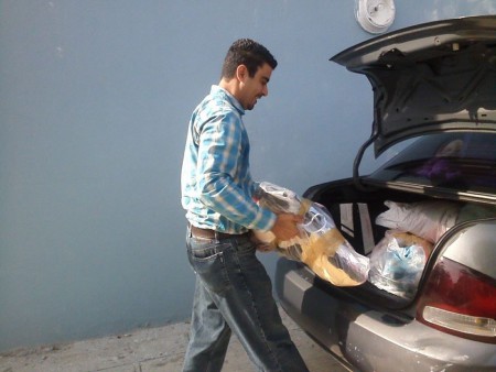 el padre rafael preparando el viaje para donacion