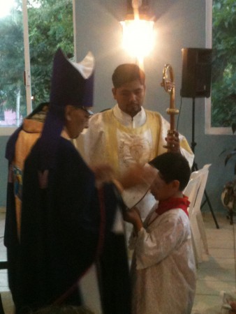 EL OBISPO CON FER  EL MONAGUILLO Y EL DIACONO ALLAN